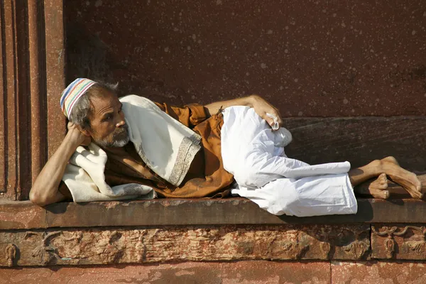 Velho relaxante em Jama Masjid, Delhi, Índia — Fotografia de Stock