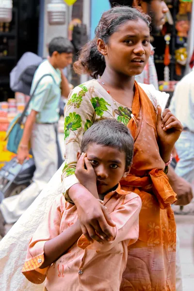 Due bambini in strada — Foto Stock
