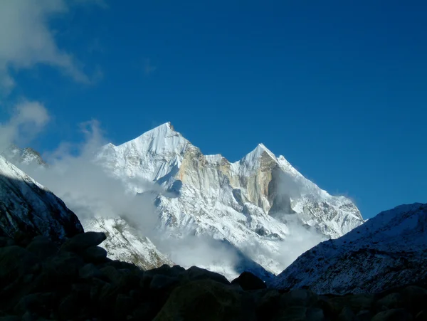 Mount bhagarathi, 7700 metre yüksekliğindeki üzerinden temiz görünüm, az bulutlu yüzen bir — Stok fotoğraf