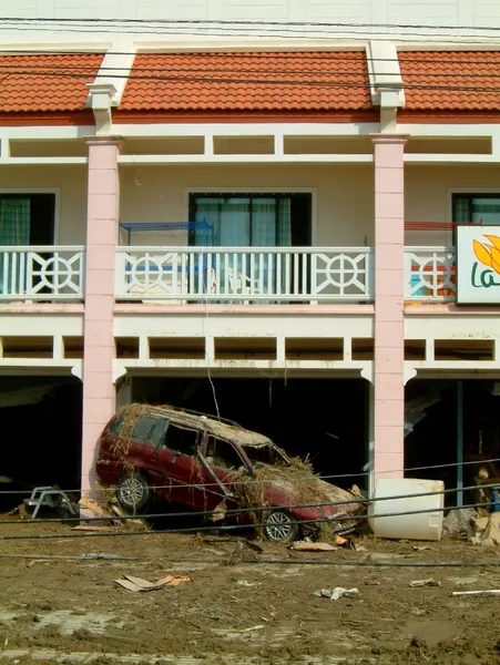Pickup lastbil efter tsunamin i Khaolak, thailand — Stockfoto