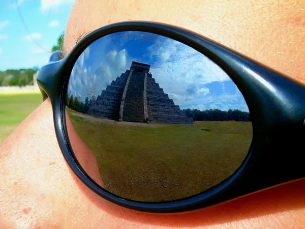 View of chichenitza temple through sun glasses — Stock Photo, Image