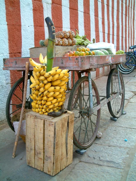 与大串香蕉面前的水果车 — 图库照片