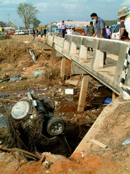 Carro no rio após o Tsunami, Khao lak, Tailândia — Fotografia de Stock