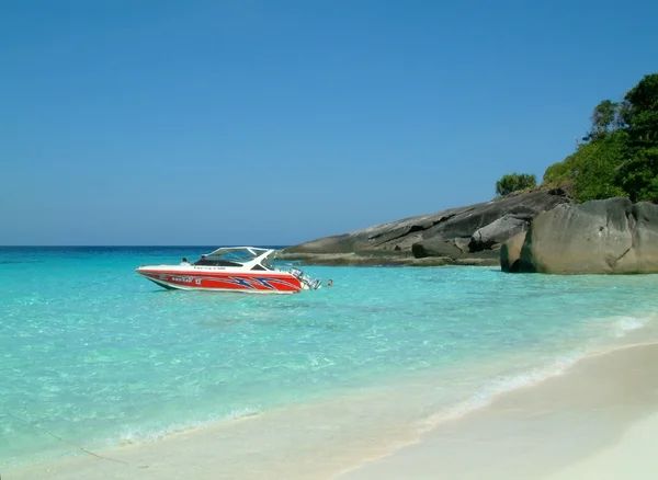 Red speed boat moored on beach, similan islands, thThailand — стоковое фото