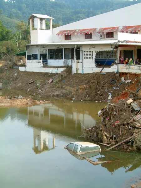 Caminhão pickup submerso no buraco da água após o tsunami, khao lak, tailândia — Fotografia de Stock