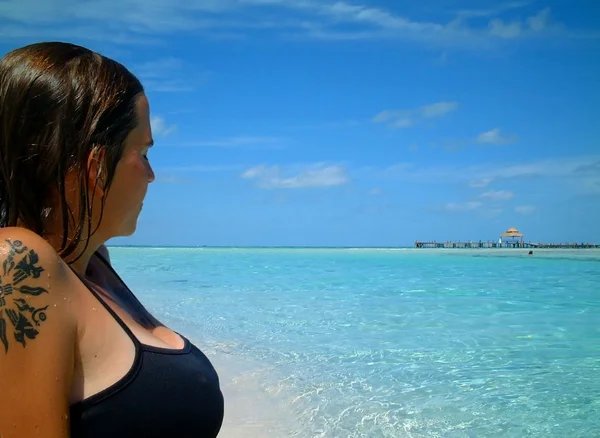 Γυναίκα σε τροπική παραλία, isla mujeres, Μεξικό — Φωτογραφία Αρχείου
