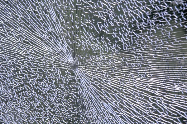 Разбитое стекло в поезде после аварии — стоковое фото