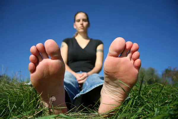 Feet and blurred woman — Stock Photo, Image