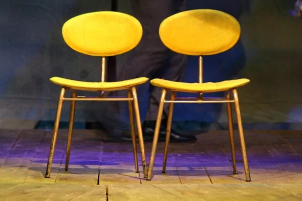 Due sedie gialle sul palco — Foto Stock