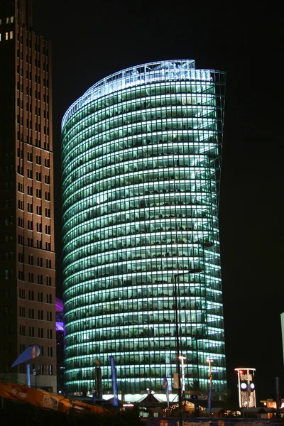 Verlicht gebouw in de nacht, Berlijn, Duitsland — Stockfoto