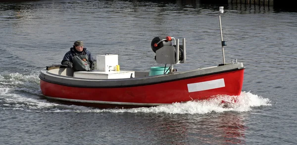 Pescador no barco — Fotografia de Stock