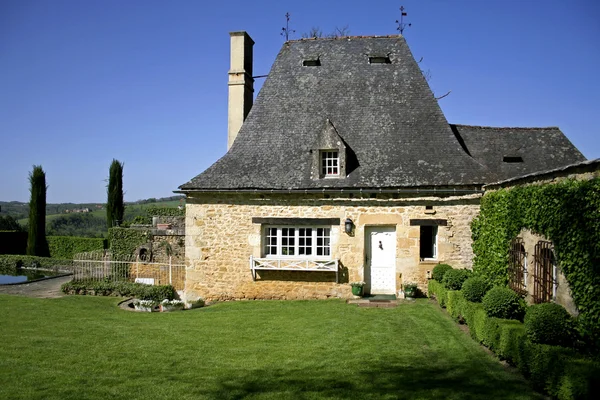 Casa de pedra renovada velha e jardim — Fotografia de Stock