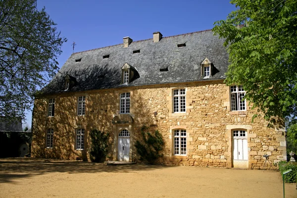 Velha mansão de pedra no jardim eyrignac — Fotografia de Stock