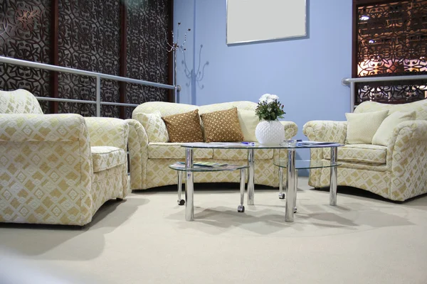 Pastel kleuren zitkamer met gezellige stoelen — Stockfoto