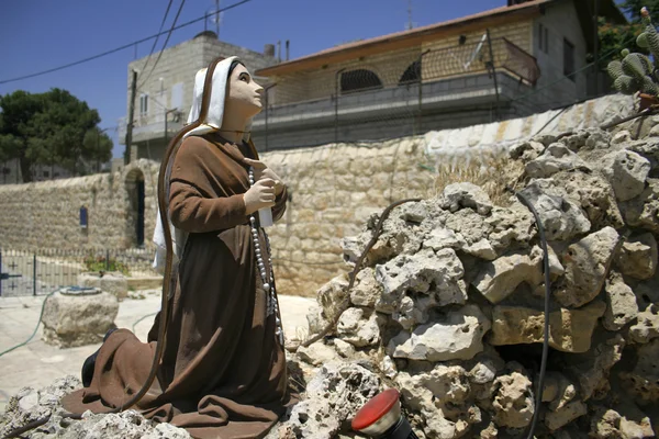 Praying statue in front of mary, king david wells, bethlehem, west bank, pa — Stock Photo, Image