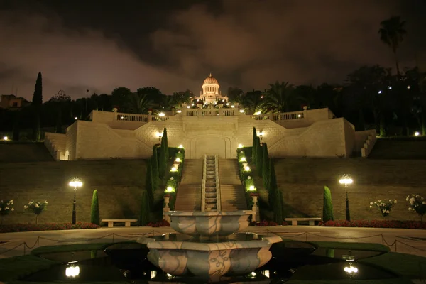 巴哈伊寺和花园之夜 — 图库照片