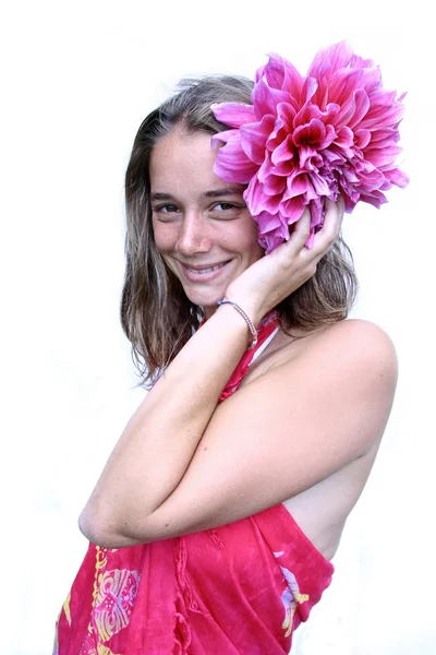Jonge vrouw met bloem in het haar — Stockfoto