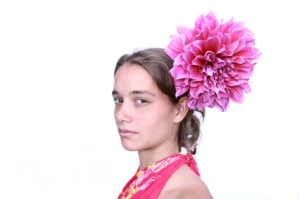 Mulher jovem com flor no cabelo — Fotografia de Stock