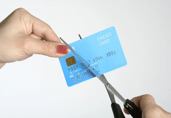 Разрезание кредитной карты ножницами — стоковое фото