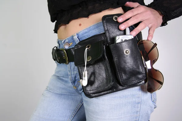 Seri: wanita yang berpose dengan tas sabuk uang — Stok Foto