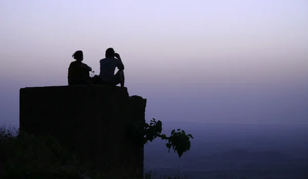 Couple chilling out on top of hill — 图库照片