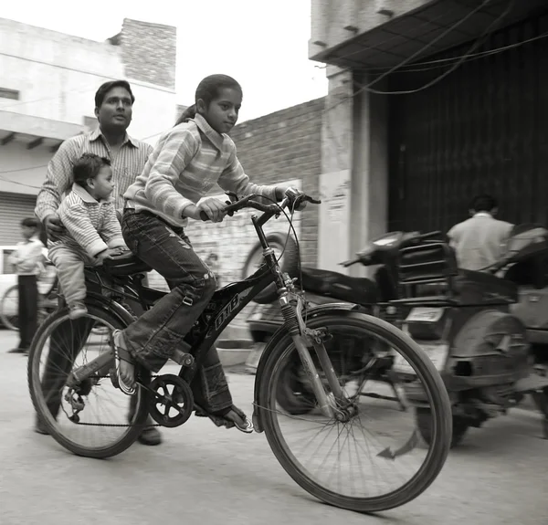 Menina pedalando no bairro, delhi, índia — Fotografia de Stock