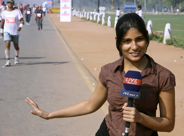 Молодая журналистка, освещающая марафон, Дели, Индия — стоковое фото