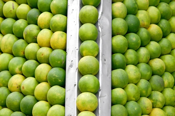 Oranges lined up at juice shop, delhi, india — Stock Photo, Image