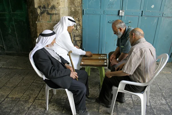 Viejo árabe jugando backgammon, ciudad vieja, jerusalem, israel — Foto de Stock