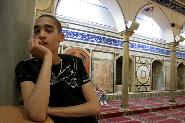 Arab youngster in mosque in acre, israel — стоковое фото