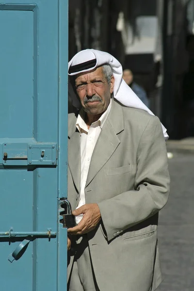 Old man closing his shop in bethlehem — Stock Photo, Image