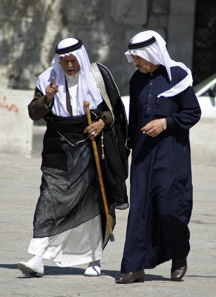 Emiraty starcy spacery i rozmowy przy ulicy — Zdjęcie stockowe