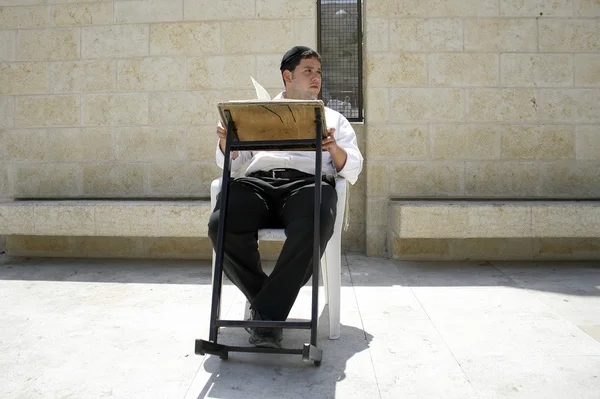 嘆きの壁、エルサレム、イスラエル共和国で律法を読んで若いユダヤ人の男 — ストック写真