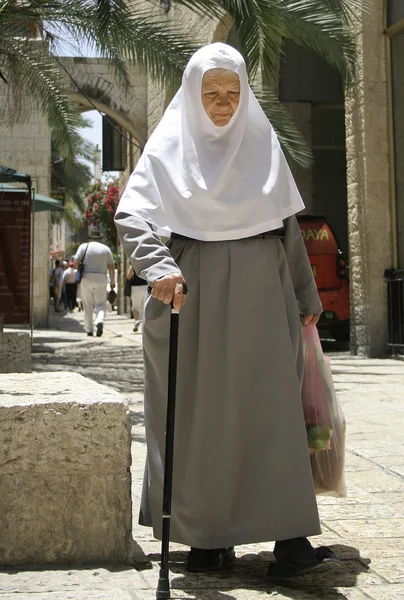Старая монахиня в Джерси со своими продуктами и тростью — стоковое фото