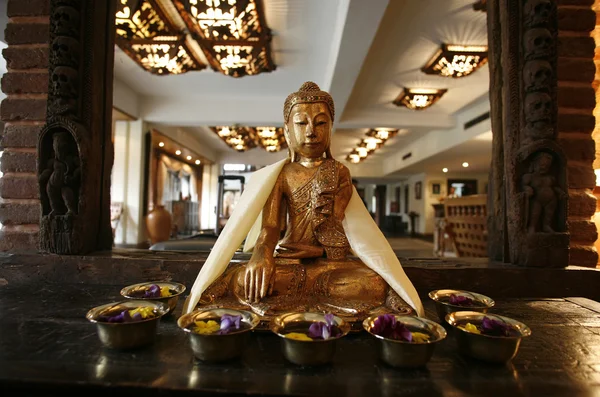 Будда статуя перед зеркалом в вестибюле отеля — стоковое фото