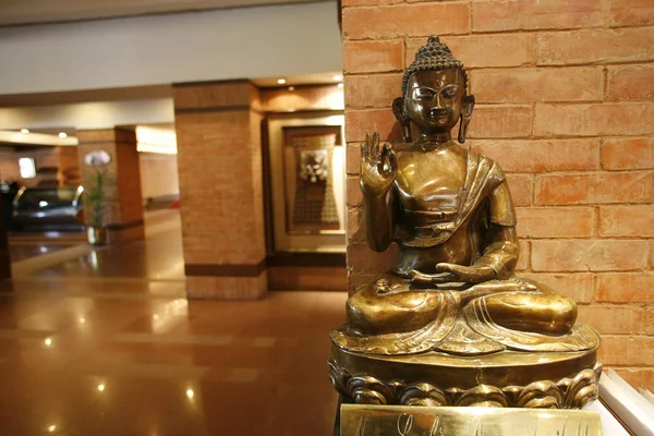 Boeddha zit bij de receptie van hotellobby — Stockfoto