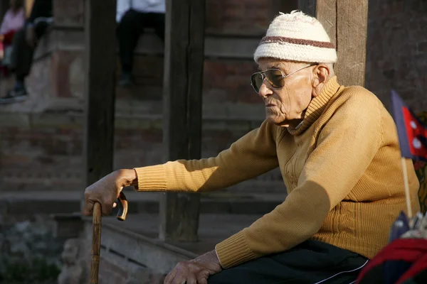 Homem velho sentado na praça durbar, kathmandu, nepal — Fotografia de Stock
