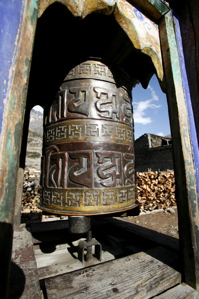 Rueda de oración decorada en el circuito de annapurna, nepal — Foto de Stock