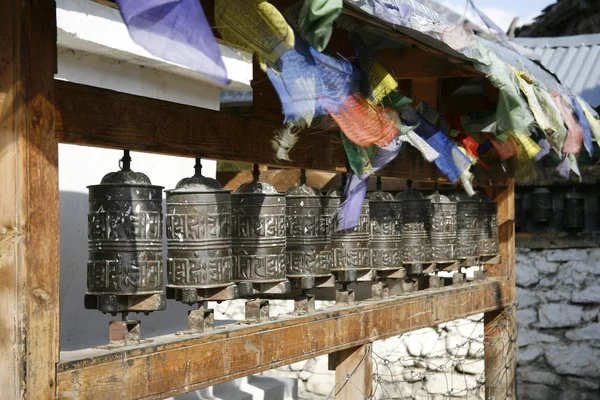Pregando ruote e bandiere in manang, annapurna, nepal — Foto Stock