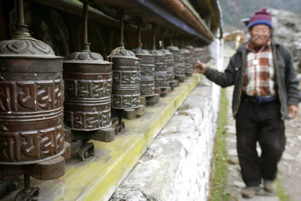 Vieil homme tournant roue de prière, annapurna, nepal — Photo