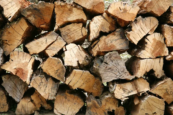 Brennholz gelagert und im Muster gestapelt — Stockfoto