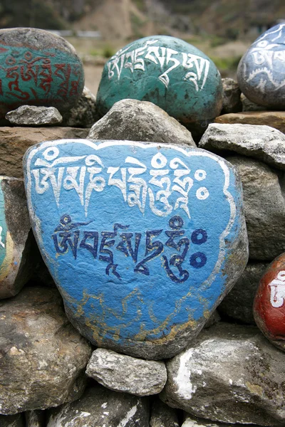 Piedras de oración mani tibetano, annapurna, nepal — Foto de Stock