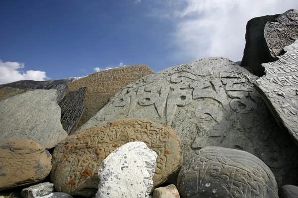 Tibetaanse mani gebed stenen, annapurna, nepal — Stockfoto