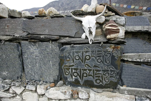 Piedras de oración mani tibetano, annapurna, nepal — Foto de Stock