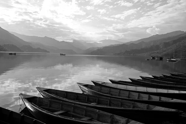 Лодки выстроились на озере Похара с гималаями в фоновом режиме, Непал — стоковое фото