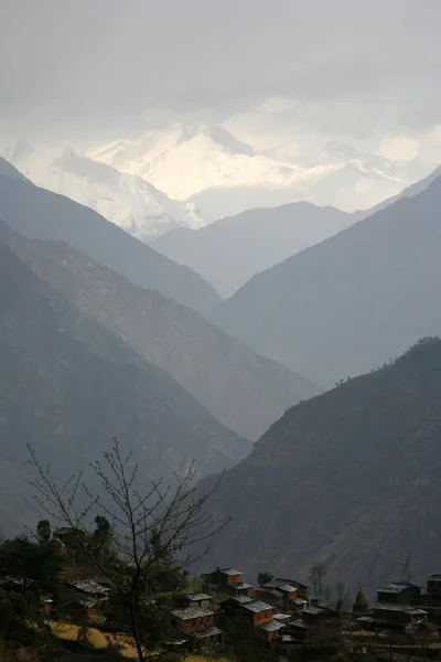 Bergdorf in Talsilhouette, Himalaya, Annapurna, Nepal — Stockfoto
