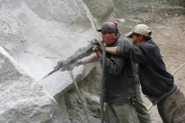 Trabajadores de la construcción de carreteras que se preparan para dinamitar, annapurna, nepal — Foto de Stock
