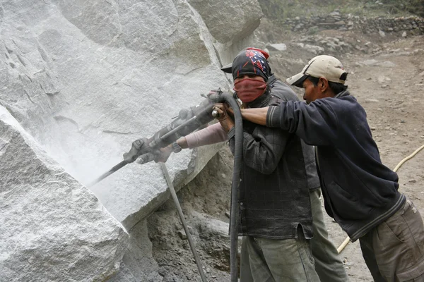 Trabajadores de la construcción de carreteras que se preparan para dinamitar, annapurna, nepal —  Fotos de Stock