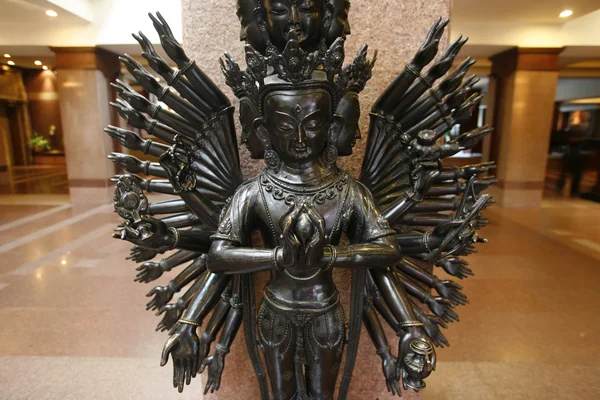 Durga déesse avec de nombreux bras dans le hall de l'hôtel, kathmandu, nepal — Photo