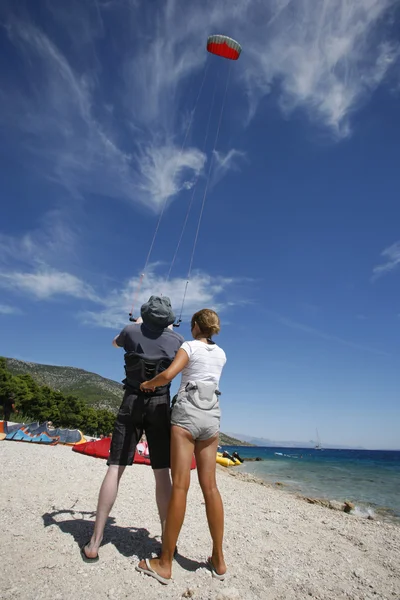 Kite surfingu czesnego na chorwackim wybrzeżu — Zdjęcie stockowe